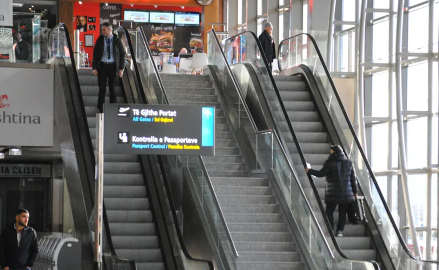 Fshehu mijëra paunde në çorape, kapet në aeroportin Adem
