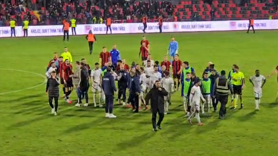 Tifoz&euml;t futen n&euml; fush&euml; n&euml; fush&euml; n&euml; ndeshjen