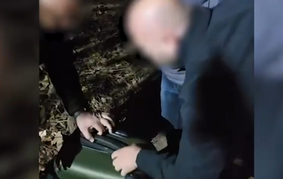 Paketoi kallashnikovin n&euml; valixhe gati p&euml;r shitje, n&euml; pranga