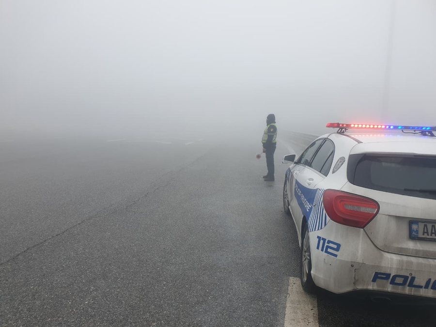 Mjegull n&euml; rrug&euml;n e Kombit, policia apel drejtuesve t&euml; mjeteve