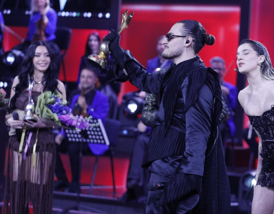 Alis triumfon n&euml; Fest 64, do t&euml; p&euml;rfaq&euml;soj&euml;