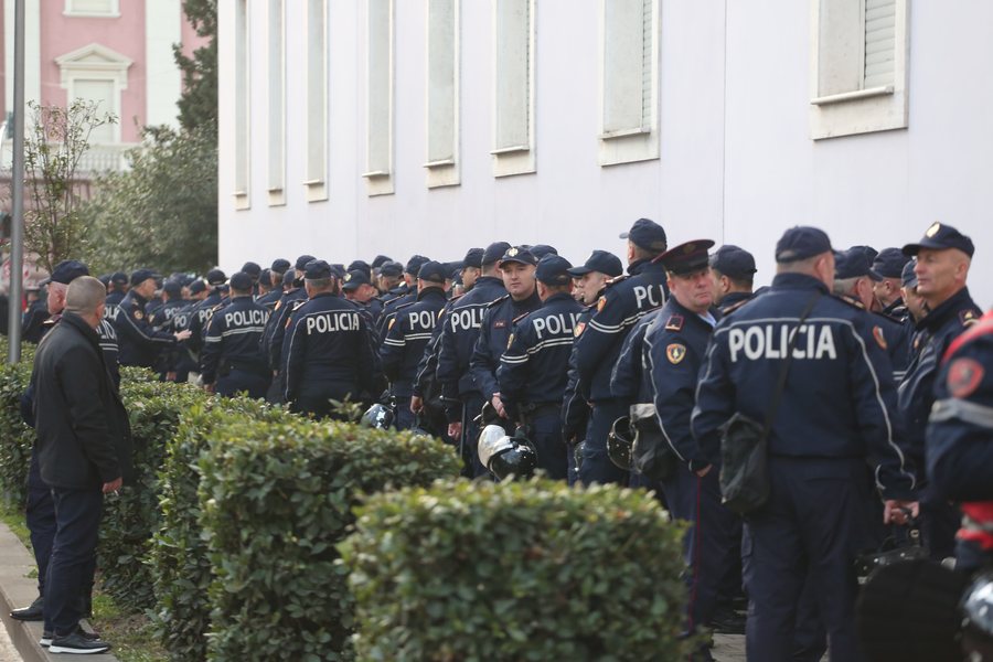 Protesta e opozit&euml;s, policia e p&euml;rgatitur p&euml;r &ccedil;do skenar,
