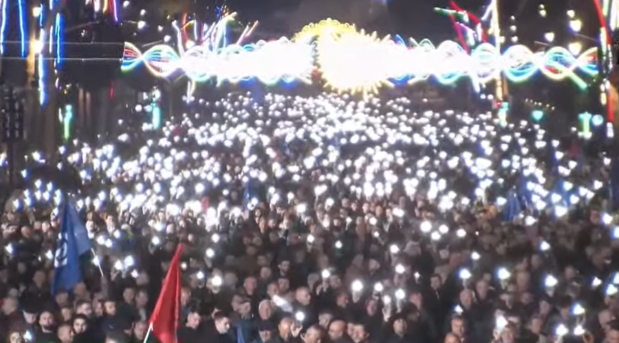 Mij&euml;ra qytetar&euml; n&euml; shesh, K&euml;lli&ccedil;i thirrje publike