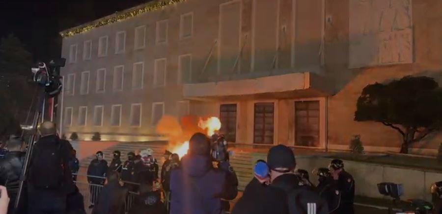 P&euml;rshkall&euml;zohet situata, hidhet molotov n&euml; der&euml;n e