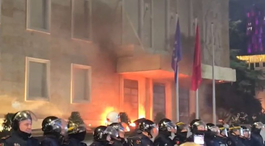 P&euml;rshkall&euml;zohet situata, hidhet molotov n&euml; der&euml;n e