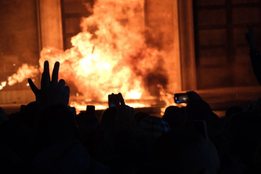 P&euml;rshkall&euml;zohet situata, hidhet molotov n&euml; der&euml;n e