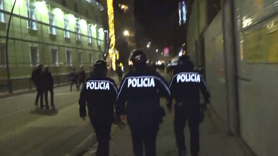 Strategji apo zgjedhje e momentit? Protestuesit shp&euml;rndahen te parlamenti