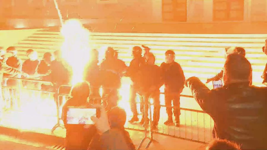 Molotov drejt Kryeministris&euml;, plagosen 2 polic&euml;