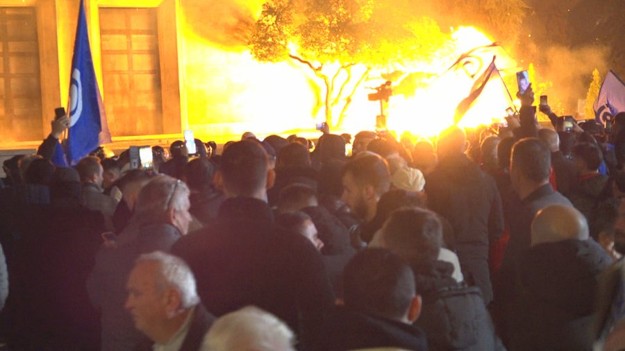 Protesta e opozit&euml;s, disa protestues t&euml; shoq&euml;ruar. Mes tyre edhe