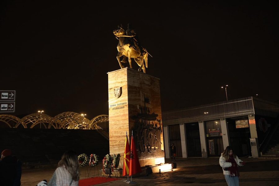 Spiropali, nderime te monumenti i Sk&euml;nderbeut n&euml; Shkupin e