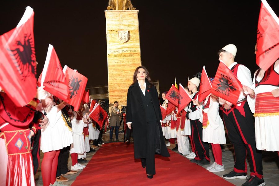 Spiropali, nderime te monumenti i Sk&euml;nderbeut n&euml; Shkupin e