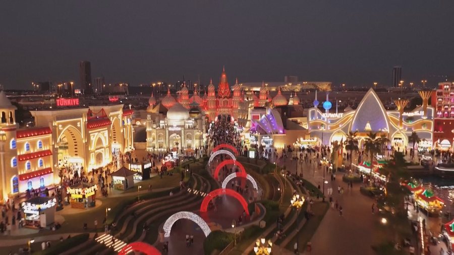 Ndizet pema e Krishtlindjeve, Dubai &ccedil;el sezonin festiv me drita dhe