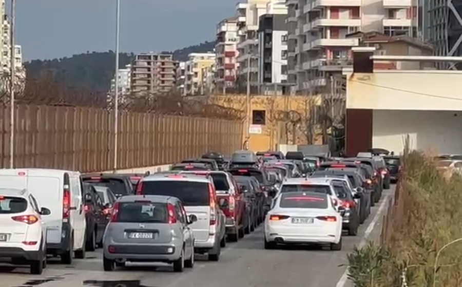 Emigrant&euml;t kthehen p&euml;r festa, fluks n&euml; Vlor&euml;
