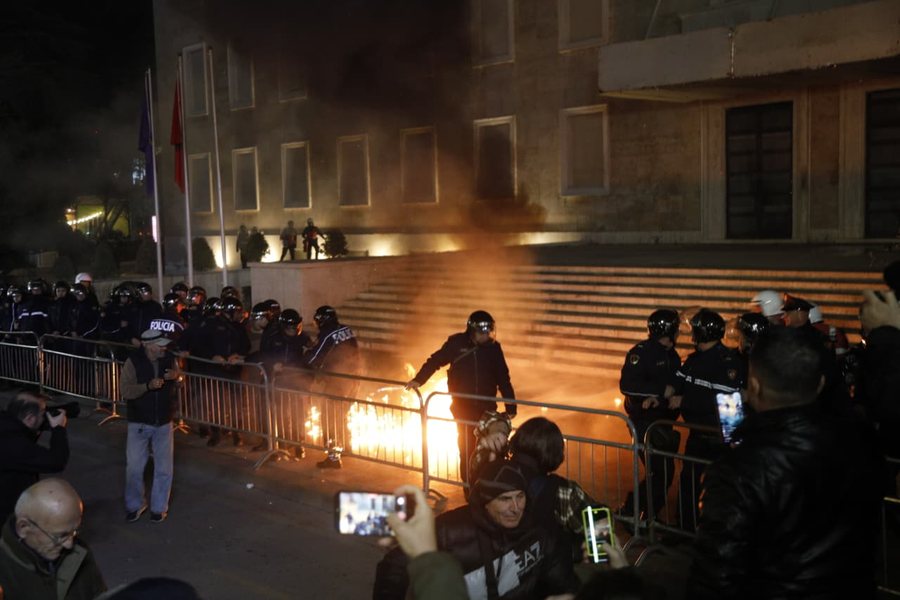 Lirohen 4 protestuesit e arrestuar pas protest&euml;s s&euml; opozit&euml;s