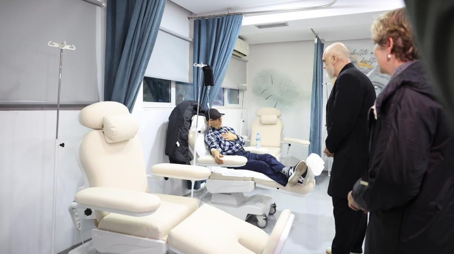 Rama viziton mjek&euml;t e pacient&euml;t n&euml; QSUT: Investime dhe rritje