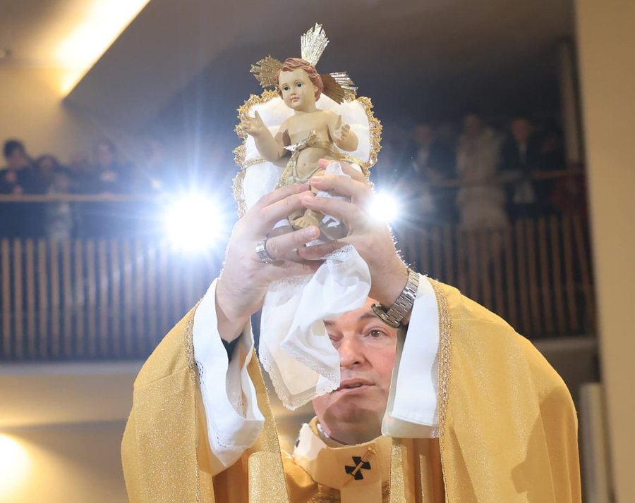 Besimtar&euml;t kremtojn&euml; Krishtlindjen, mesazhe p&euml;r paqe dhe dashuri