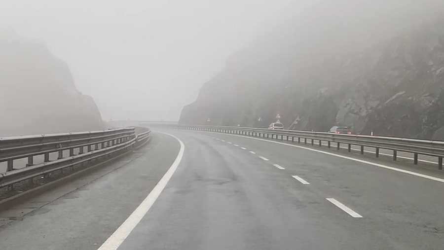 Mjegulla mbulon Rrug&euml;n e Kombit prej nj&euml; muaji, priten reshje bore