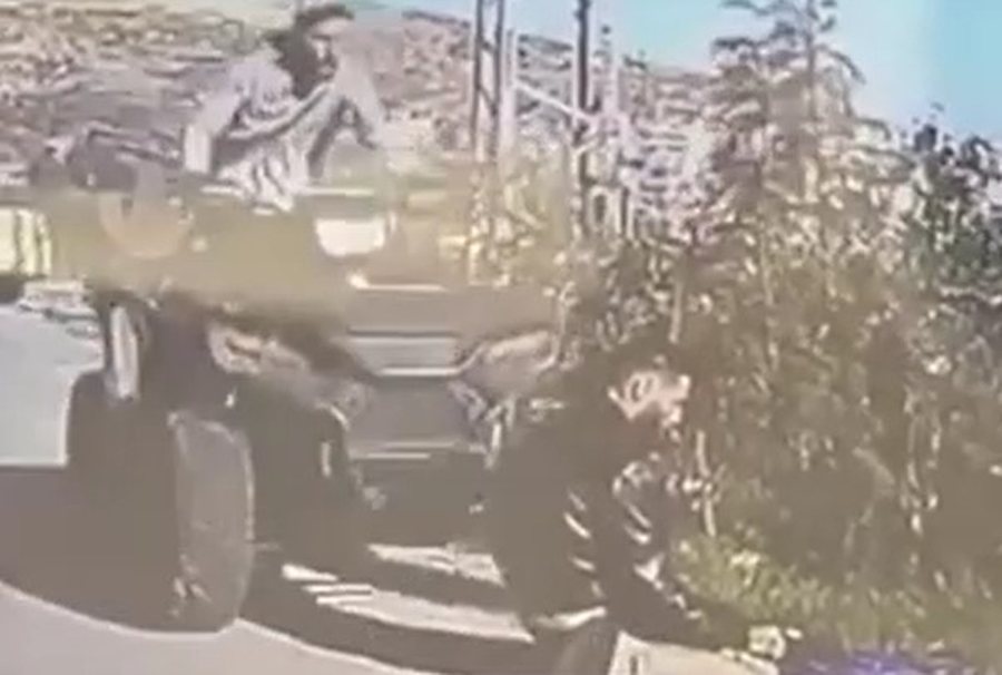 Ushtari izraelit p&euml;rplas palestinezin teksa po falej