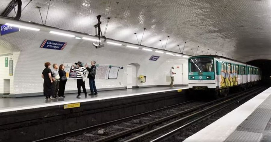 Goditi me thik&euml; 3 gra n&euml; metron&euml; e Parisit, arrestohet sulmuesi