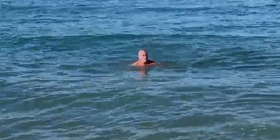 T&euml; moshuarit n&euml; Vlor&euml; sfidojn&euml; t&euml; ftohtin, lahen