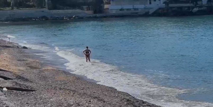 T&euml; moshuarit n&euml; Vlor&euml; sfidojn&euml; t&euml; ftohtin, lahen