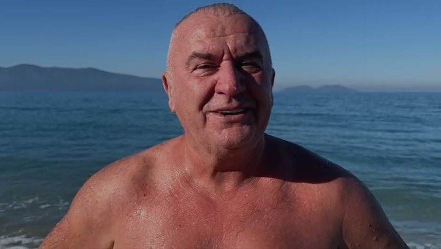 T&euml; moshuarit n&euml; Vlor&euml; sfidojn&euml; t&euml; ftohtin, lahen