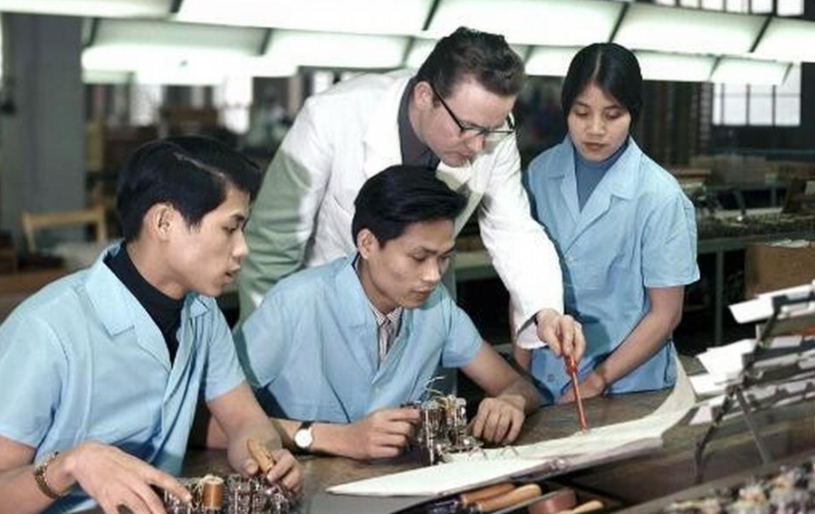 Bota po p&euml;rballet me nj&euml; munges&euml; t&euml; fuqis&euml;