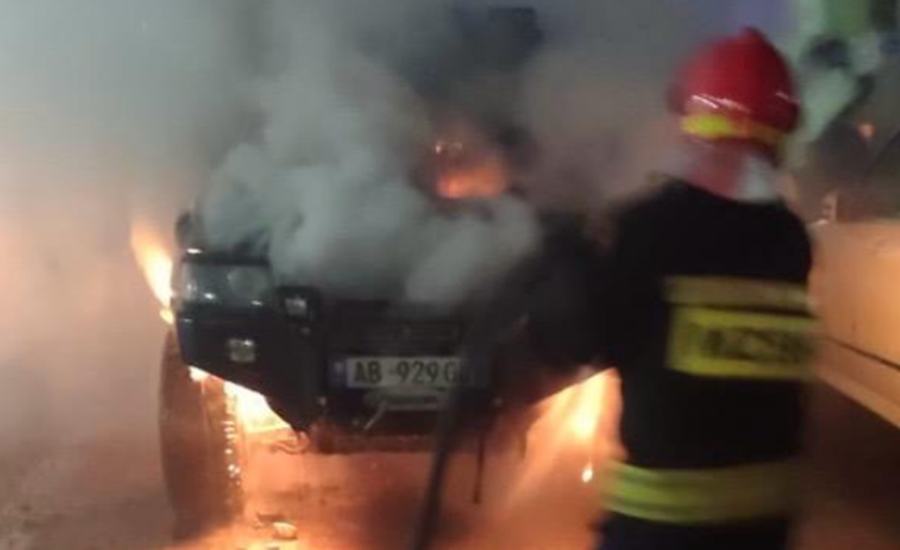Përfshihet nga flakët një makinë në Pogradec, ja