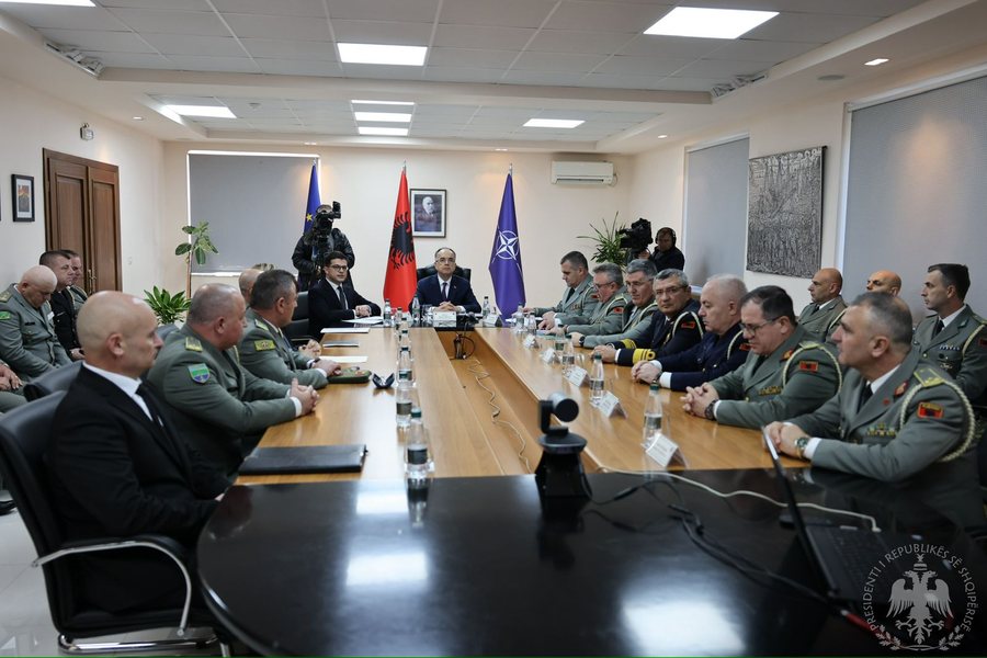 Begaj flet me ushtar&euml;t q&euml; sh&euml;rbejn&euml; jasht&euml;: Krenar