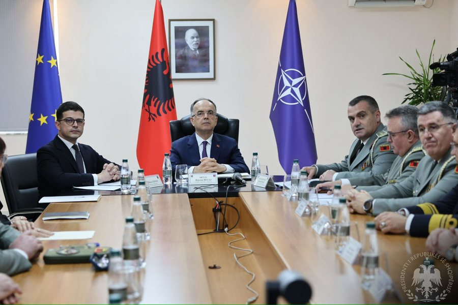 Begaj flet me ushtar&euml;t q&euml; sh&euml;rbejn&euml; jasht&euml;: Krenar