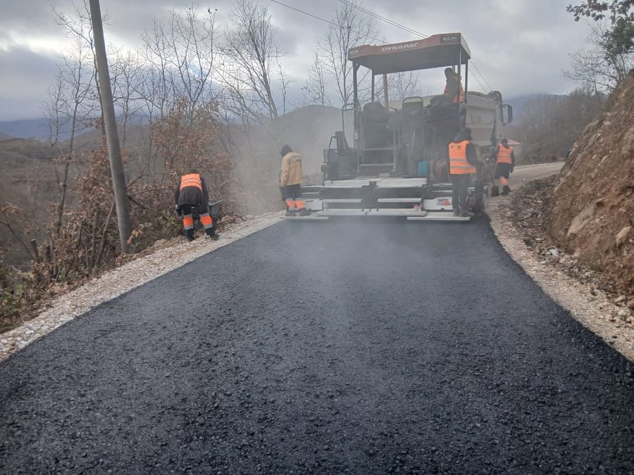 Hidhet shtresa e par&euml; e asfaltit, Rama: S&euml; shpejti Lura magjike e