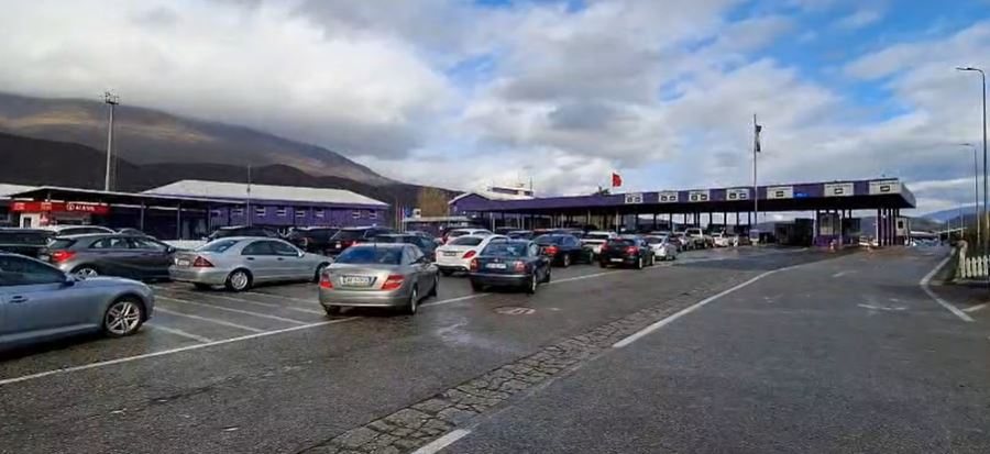 Shqiptar&euml;t dynden drejt Kosov&euml;s, fluks i lart&euml; automjetesh