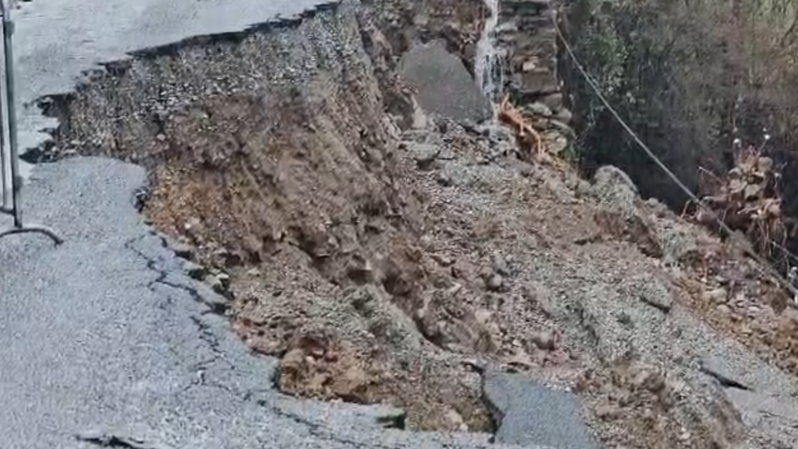 Rrëshqitje masive e dheut, bllokohet aksi Ura e Shtrejtë-Prekal