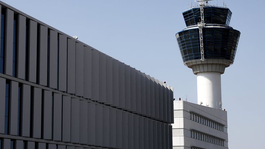 Kaos n&euml; aeroportet greke, pezullohen fluturimet pas problemeve me
