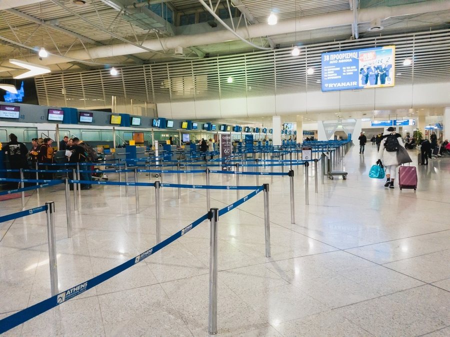 Kaos n&euml; aeroportet greke, pezullohen fluturimet pas problemeve me