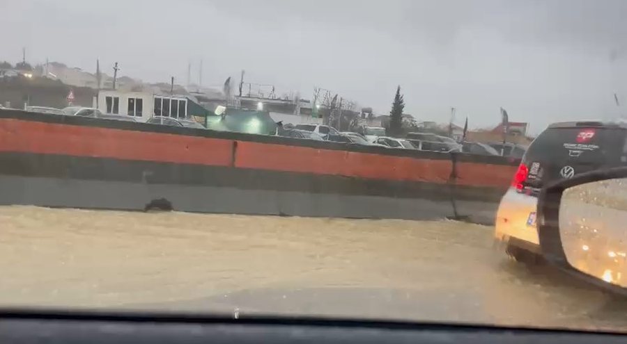 P&euml;rmbytje n&euml; aksin Tiran&euml;-Durr&euml;s, bllokohet rruga, devijohet