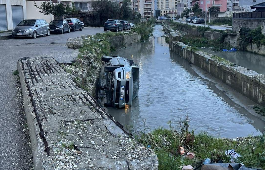 Makina humb kontrollin dhe përfundon në kanal në Vlorë