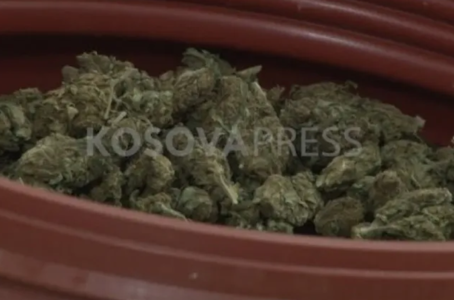 Policia konfiskon arm&euml; dhe drog&euml; n&euml; Prishtin&euml;, arrestohen dy