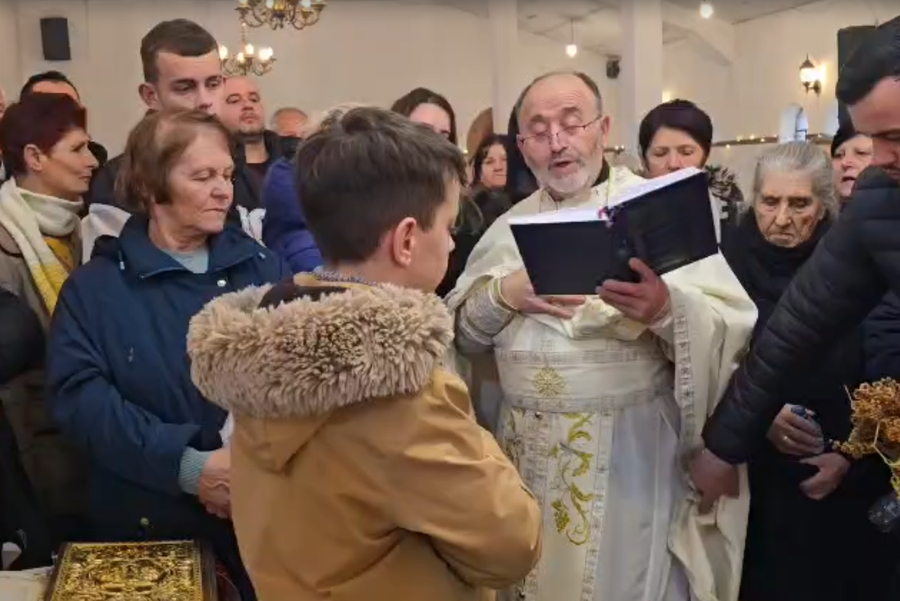 Moti i keq ndryshon tradit&euml;n n&euml; Ersek&euml;, kryqi i bekuar i jepet