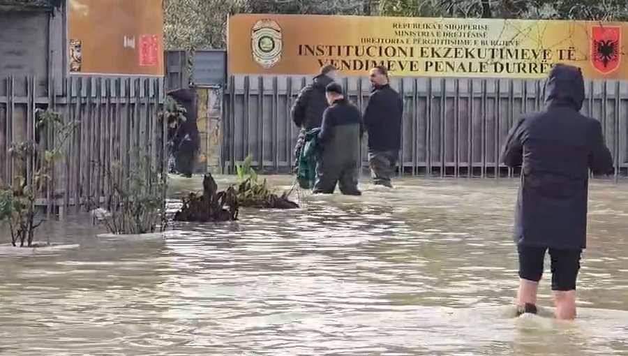 Ministri i Drejt&euml;sis&euml;, me &ccedil;izme n&euml; burgun e p&euml;rmbytur