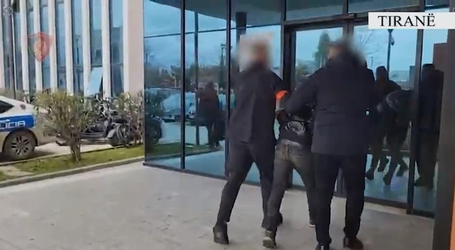 Iu gjet pushk&euml; n&euml; banes&euml;, arrestohet 31-vje&ccedil;ari nga Lalmi