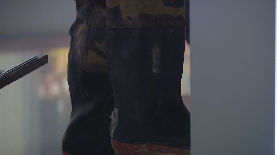 Durrësi nën ujë, zyrtarja e PD paraqitet me çizme në