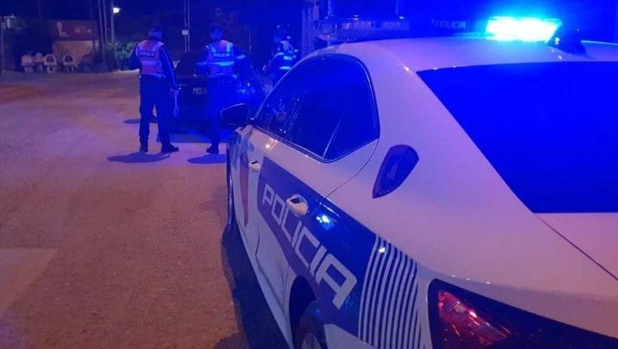 Policia aksion n&euml; Suk&euml; t&euml; Roskovecit, sekuestrohen arm&euml; dhe