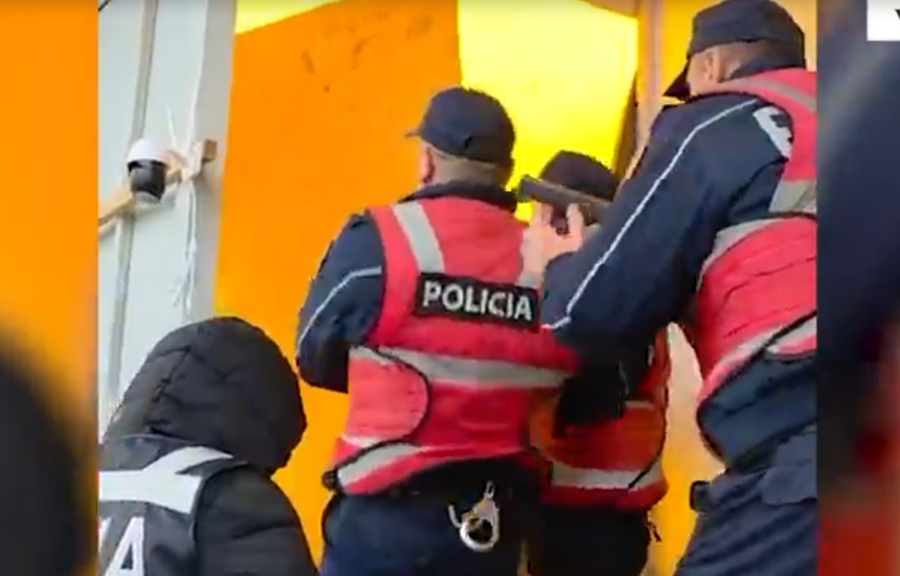 Momenti kur policia shkat&euml;rron der&euml;n dhe zbulon