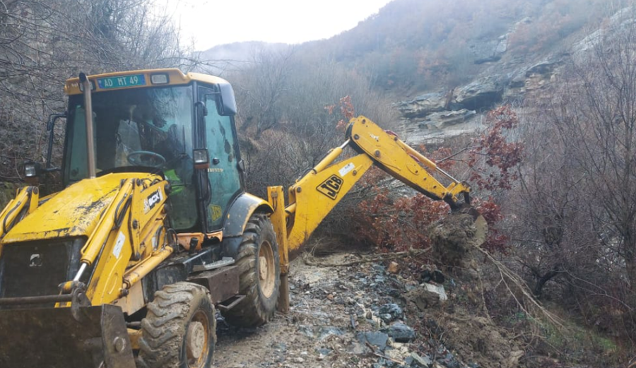 Reshjet bllokojnë rrugën në Senisht dhe shkaktojnë probleme