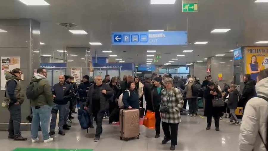 Vonesa me udh&euml;timet, qindra shqiptar&euml; t&euml; bllokuar n&euml;