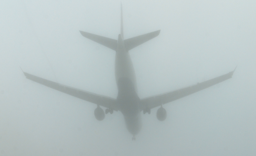 Moti i keq prek edhe fluturimet n&euml; aeroportin e Rinasit