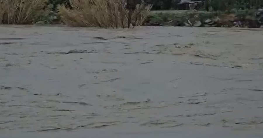 Vjosa n&euml; pik&euml;n kritike, rritet frika nga p&euml;rmbytjet n&euml;