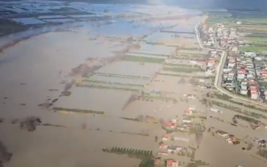 Vjosa del nga shtrati, evakuohen 12 familje e qindra krer&euml; bag&euml;ti