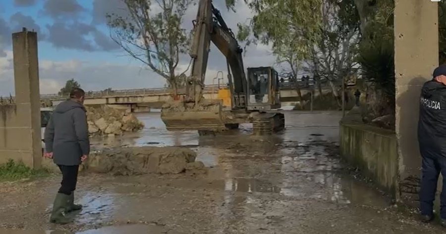 Vjosa rrezikon tregun e gj&euml;s&euml; s&euml; gjall&euml; n&euml; Mifol, uji